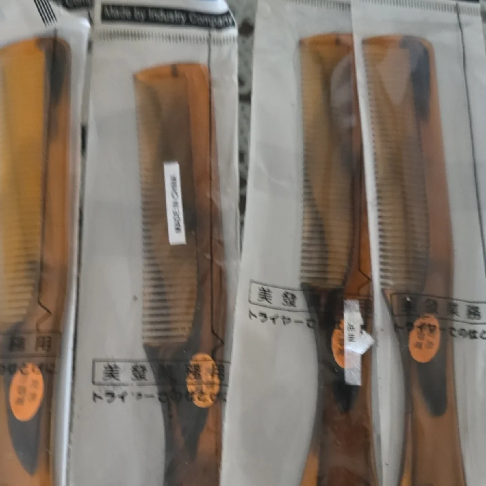 VINTAGE Brown Hair Comb .